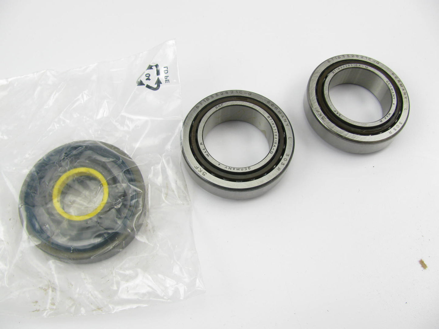 NEW GENUINE OEM Ford E8RY-1215-BA Front Wheel Bearing Kit 1988-89 Merkur Scorpio