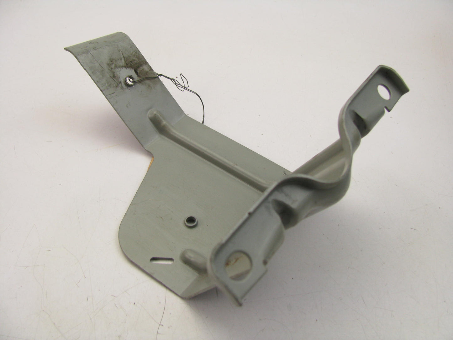 NEW - OEM Ford E8UZ-6786-B Oil Tube To Fender Mounting Bracket