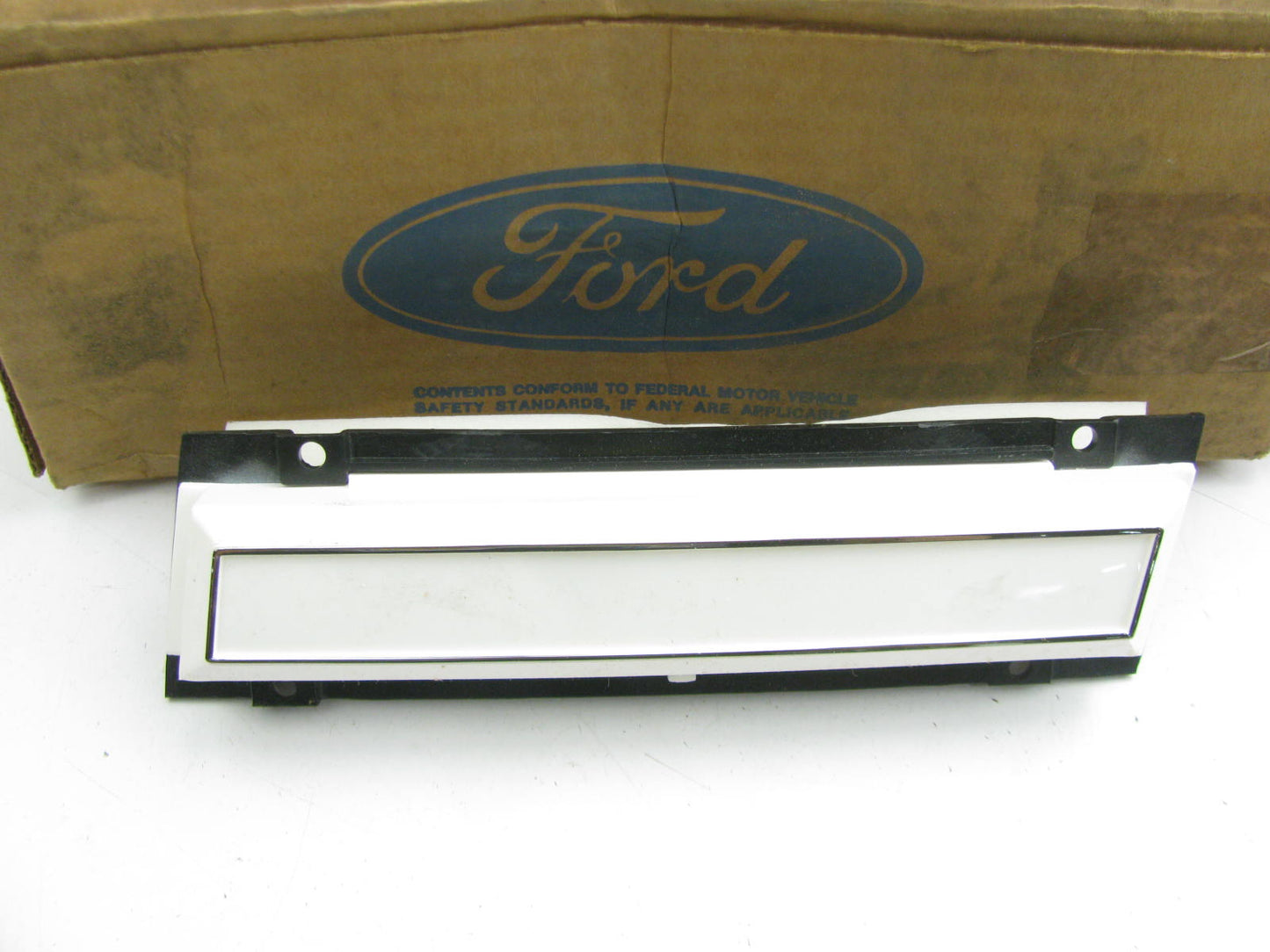 NEW - OEM Ford E8VY-15B437-C Right Exterior Pillar Coach Lamp 1988-1989 Town Car
