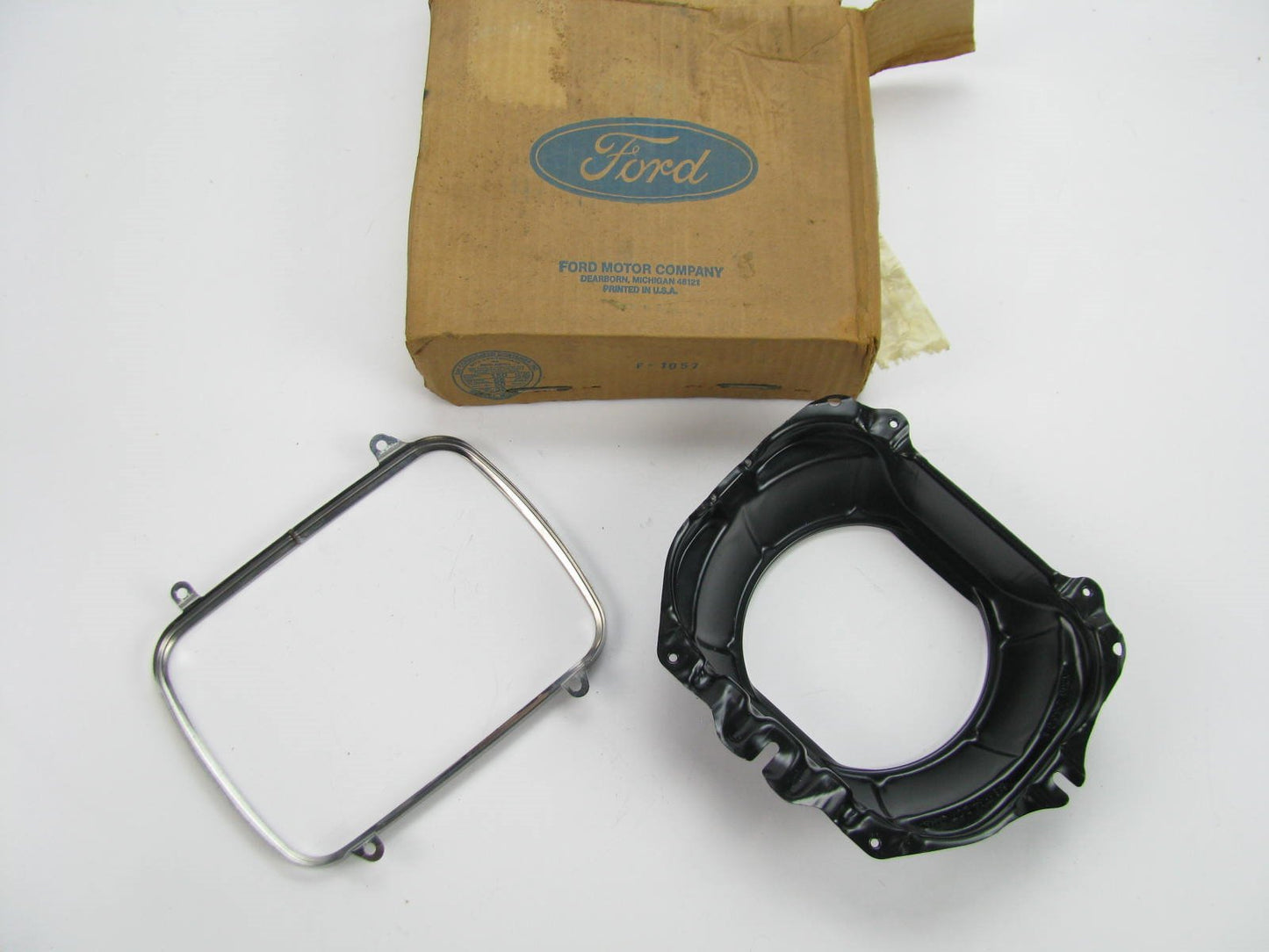 NOS - OEM E92Z-13008-B LEFT Head Lamp Light Bucket Bezel For 1989-92 Ford Probe