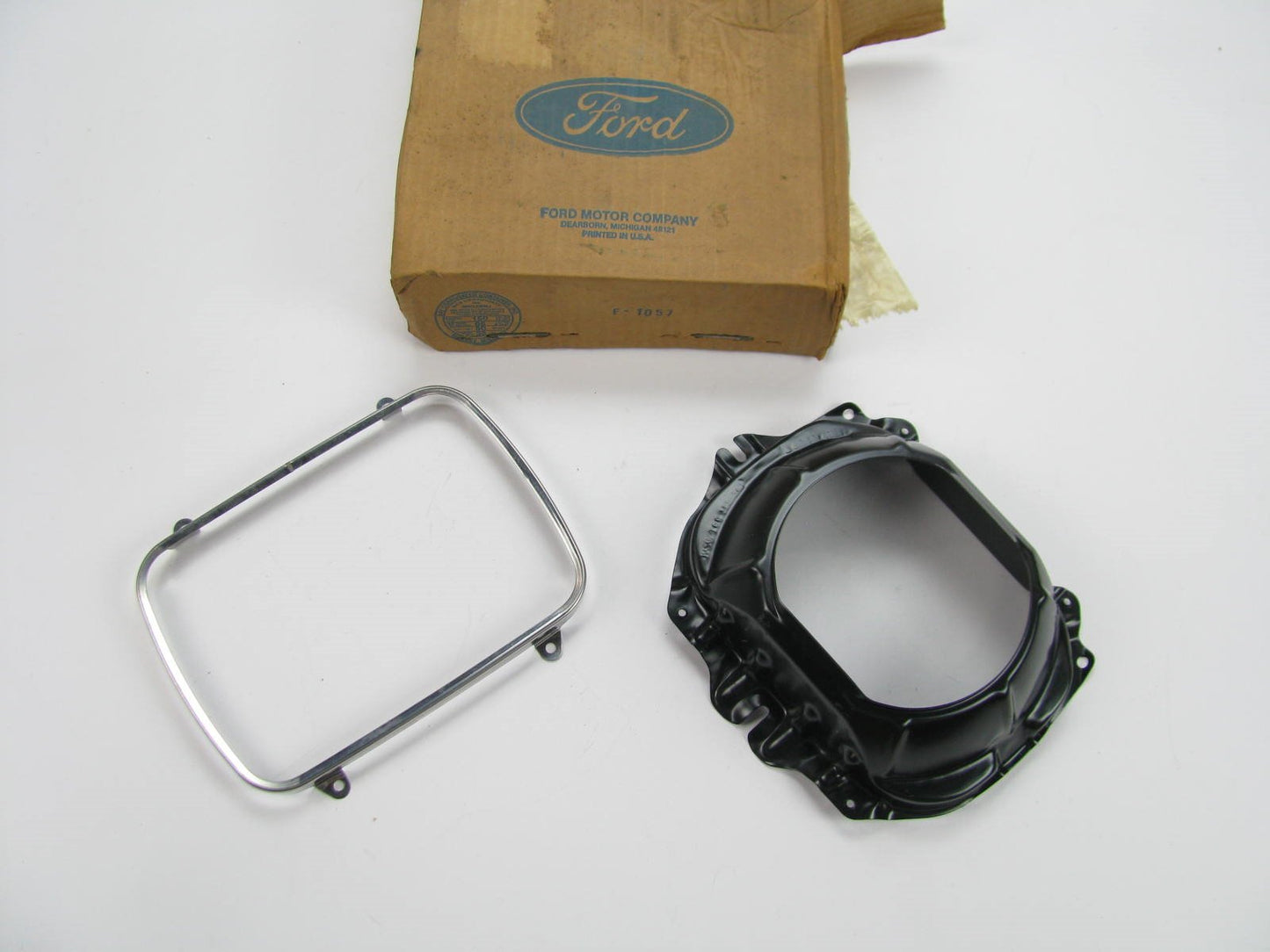 NOS - OEM E92Z-13008-B LEFT Head Lamp Light Bucket Bezel For 1989-92 Ford Probe