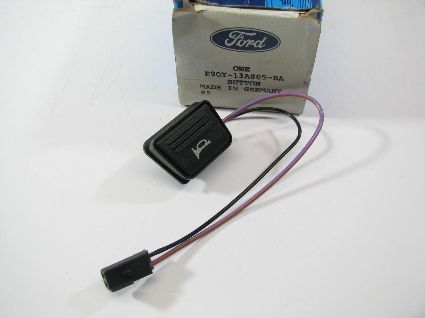 NEW - OEM Ford E9OY-13A805-BA Steering Wheel Right Horn Switch 1989 Continental