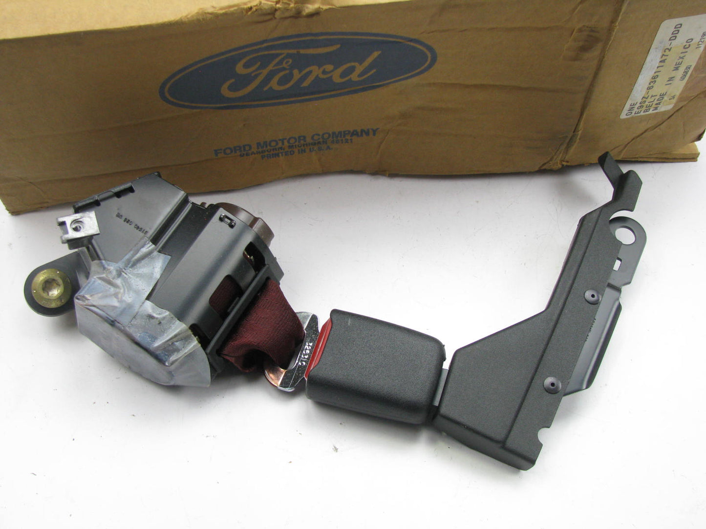 NEW - OEM Ford E9SZ-63611A72-DDD Front Right Seat Belt Assembly 1989 Thunderbird