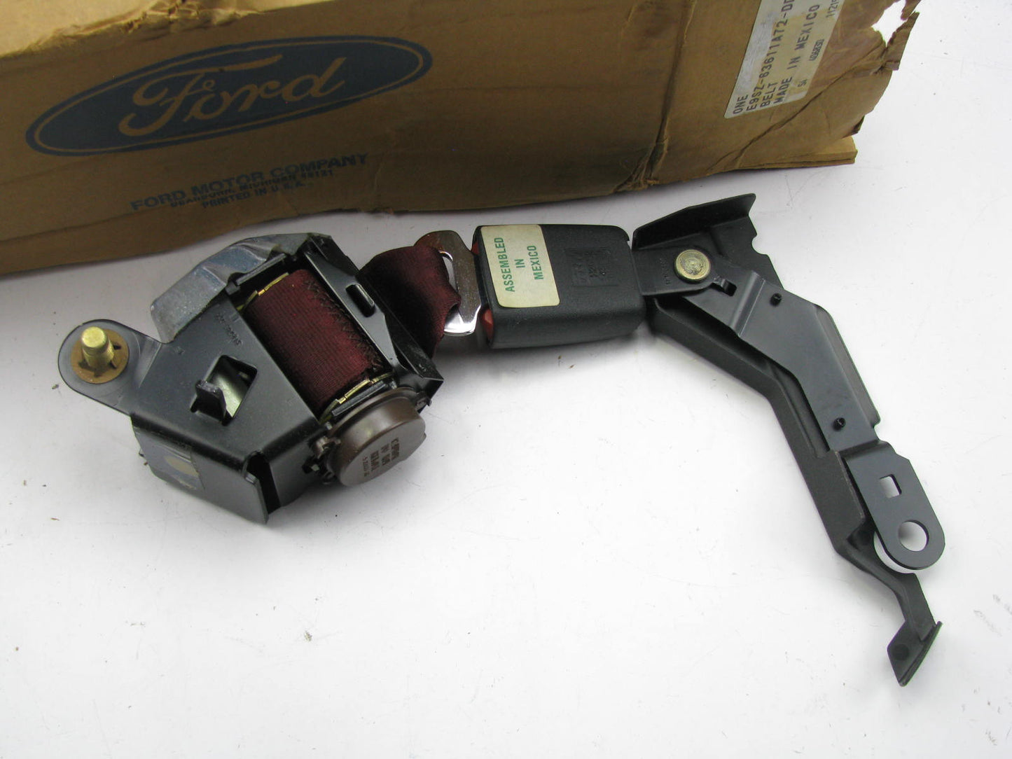 NEW - OEM Ford E9SZ-63611A72-DDD Front Right Seat Belt Assembly 1989 Thunderbird