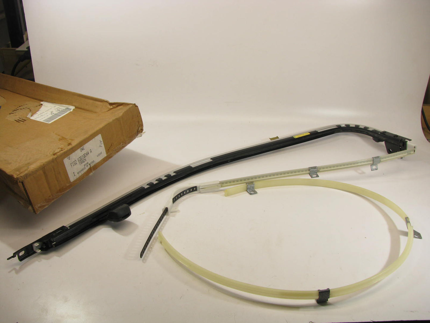 NEW - OEM Ford F1SZ-63610D44-A Right Passive Restraint Track 1992-93 Thunderbird