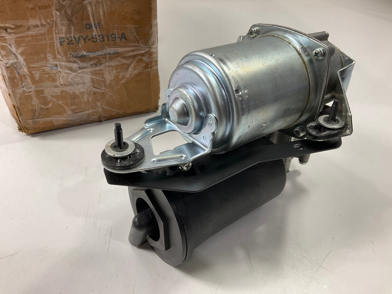 NOS - OEM Ford F2VY-5319-A Air Ride Suspension Air Compressor 1990-1997 Town Car