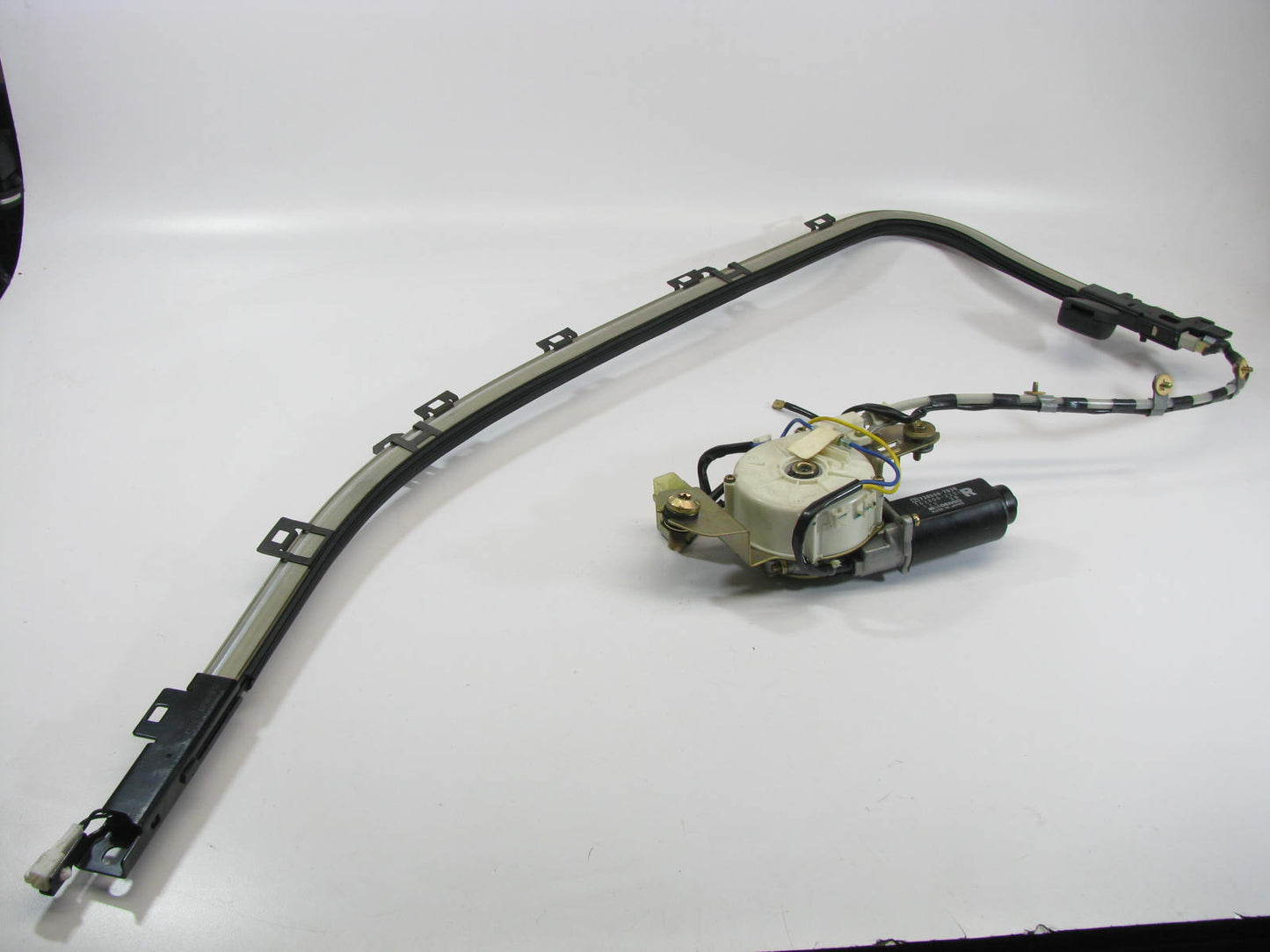 NEW - OEM Ford F3CZ-61610D44-A Front Right Seat Belt Motor & Track 91-96 Escort