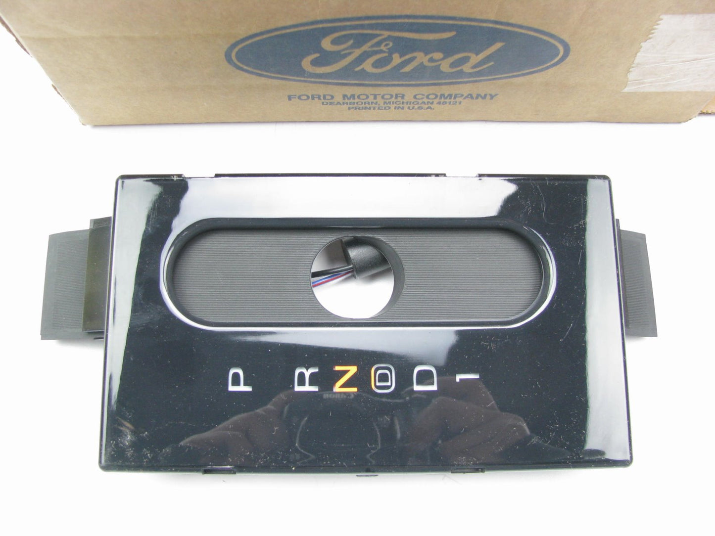 NEW - OEM Ford F5OY-7D443-A Auto Trans Shifter Trim Bezel 1995-1997 Continental