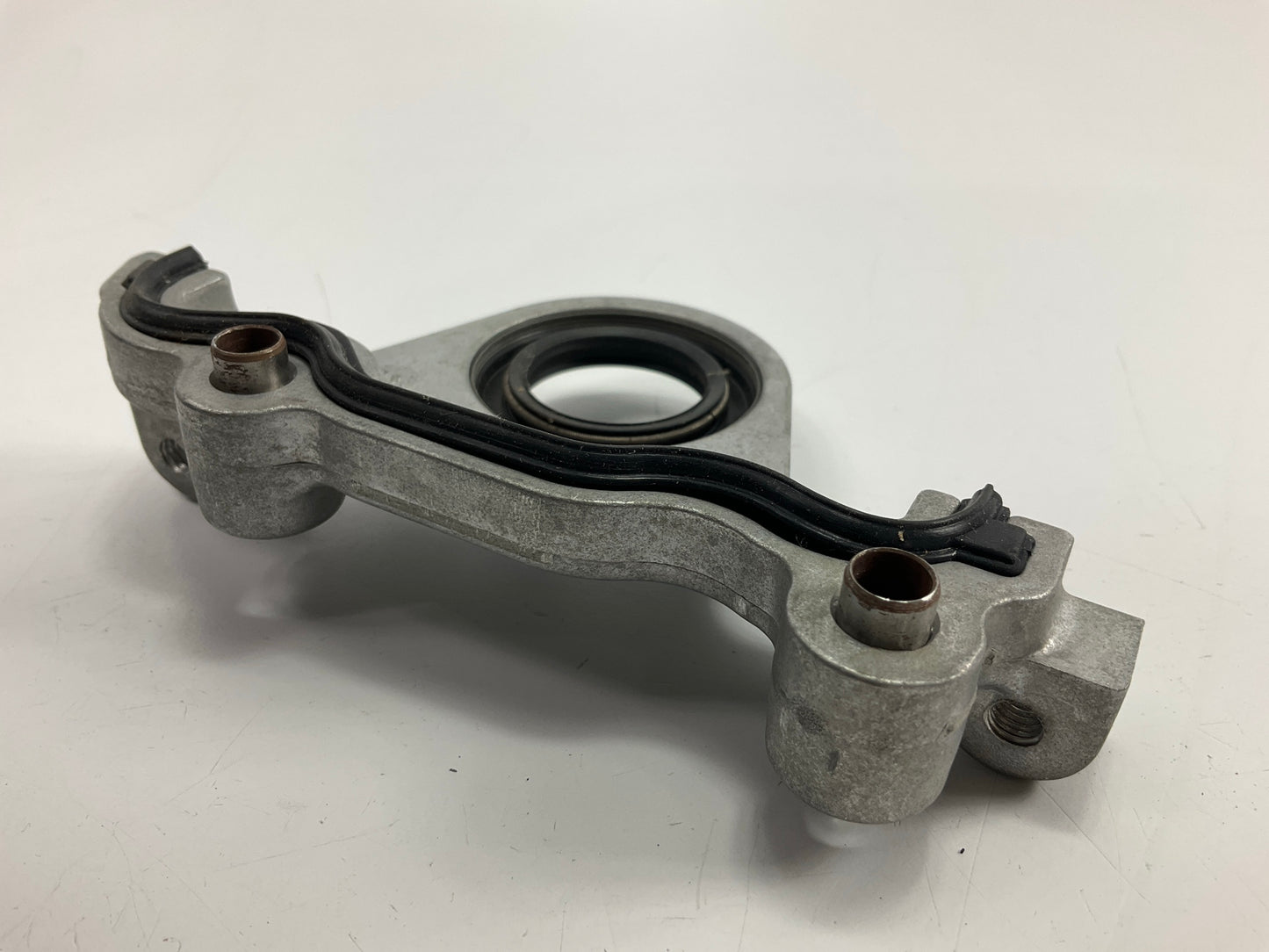 NEW - OEM Ford F5RZ-6B293-A Rear Engine Crankshaft Retainer 1995-03 2.5L 3.0L-V6