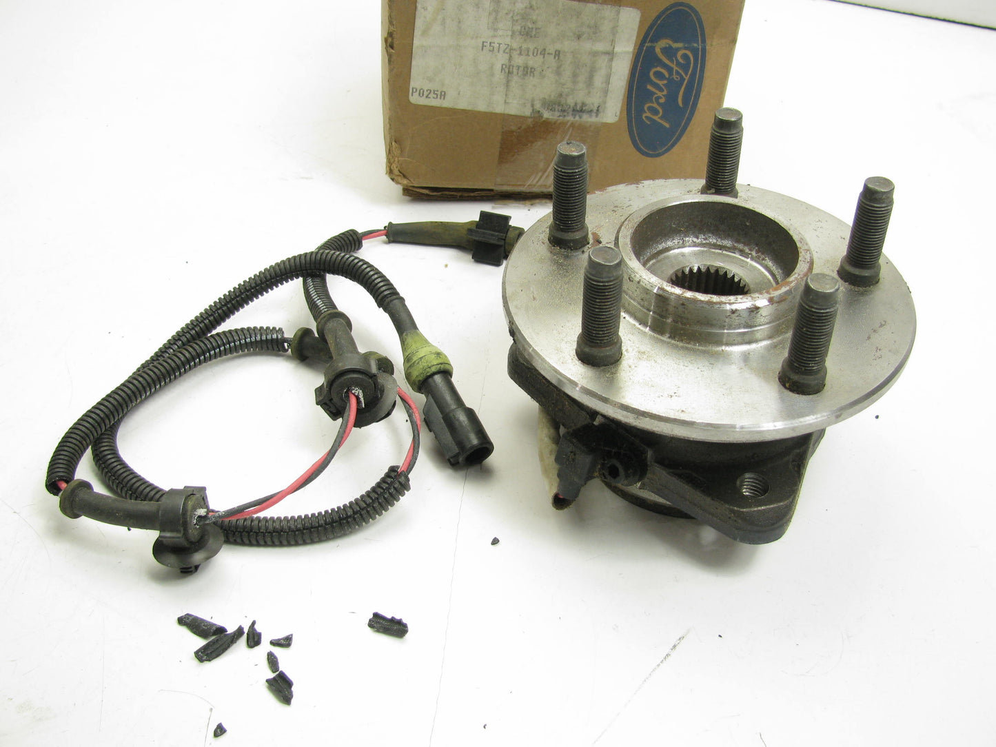 DAMAGED INSULATION - Ford F5TZ-1104-A-D Front Wheel Bearing And Hub Assembly