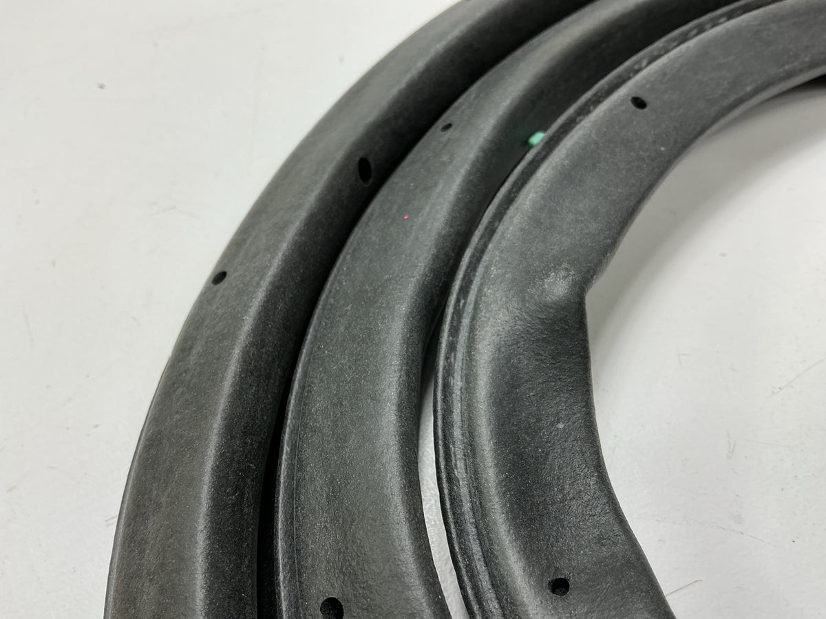 NEW - OEM Ford F6DZ-5420530-A Front Right Door Weatherstrip Seal 1996-07 Taurus