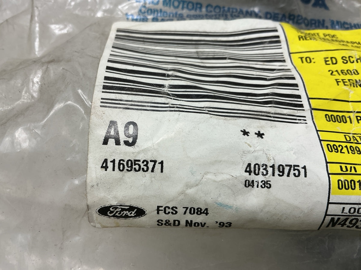 NEW - OEM Ford F6DZ-5420530-A Front Right Door Weatherstrip Seal 1996-07 Taurus