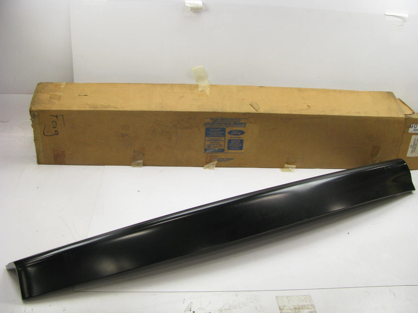 SCRATCHED FORD F6HZ-80280A59-A-D Rear Left Corner Panel 96-98 Aeromax & L-Series