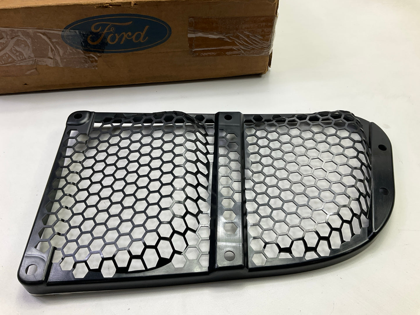 NEW OEM Ford F6HZ-9B636-A Engine Air Cleaner Duct Screen, Right 96-97 L-Series