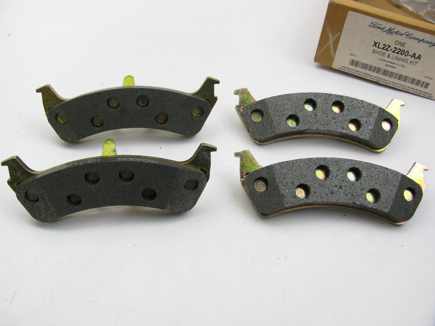 NEW GENUINE OEM Ford XL2Z-2200-AA REAR Disc Brake Pads