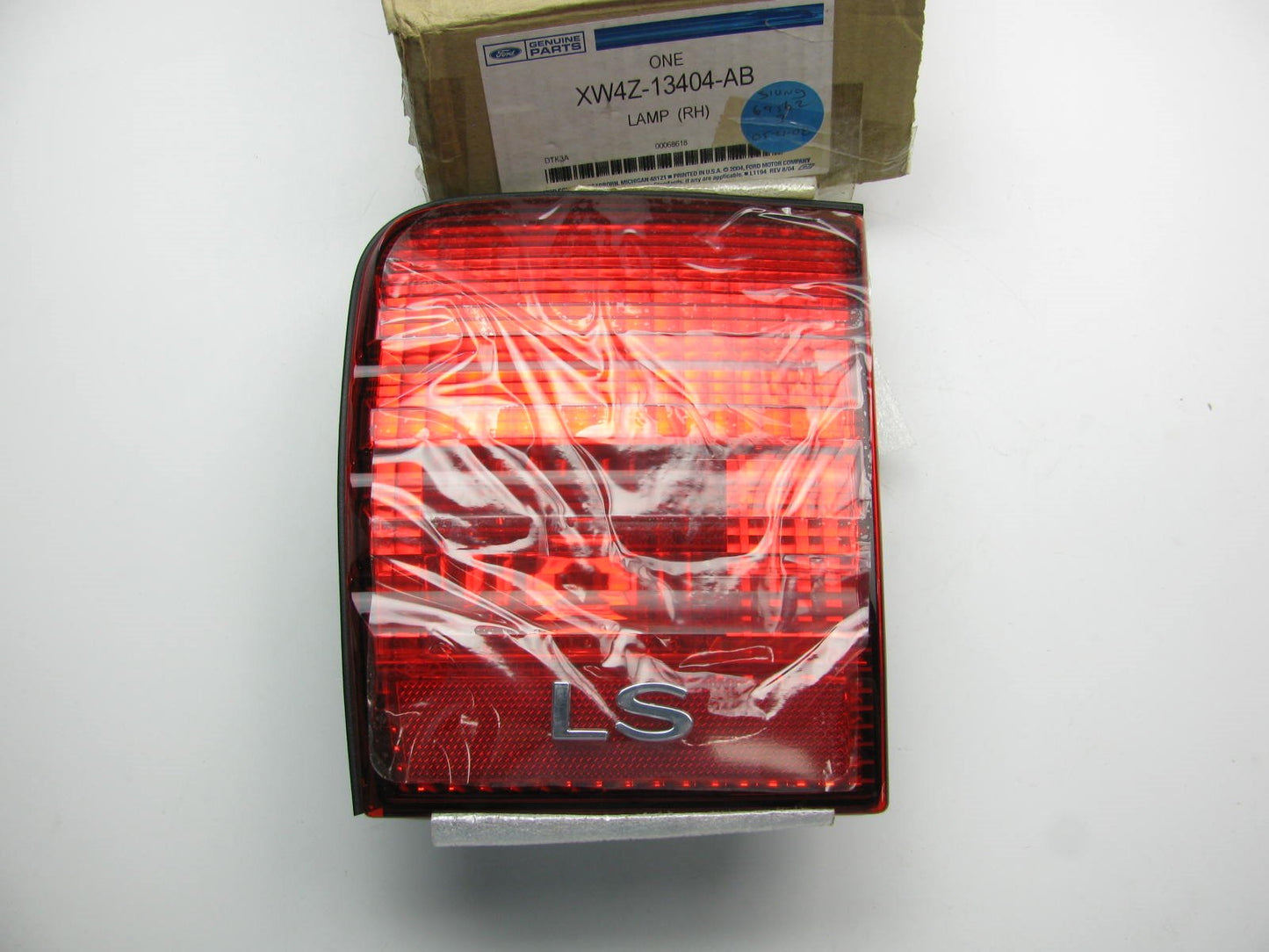 NEW - OEM Ford XW4Z-13404-AB R. Tail Light Lamp - LID MOUNTED - 00-02 Lincoln LS