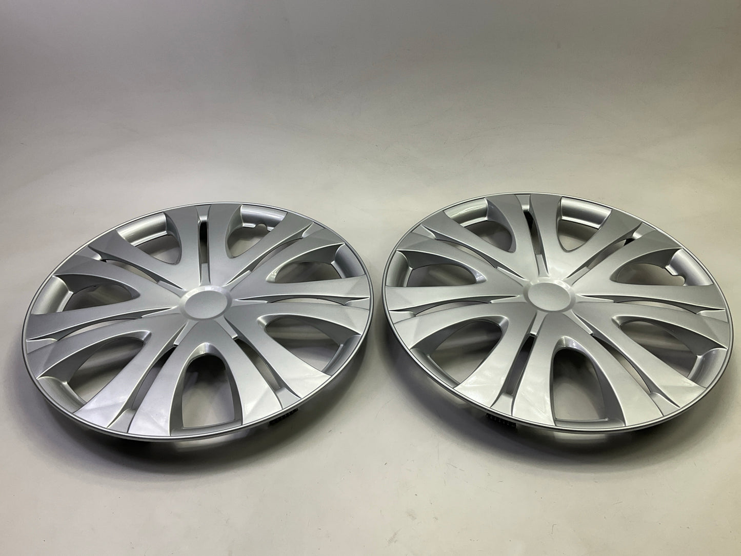 1 Cover Is Scuffed - See Photos - Futura KT1012-16SL 16'' Steel Wheel Cover Set