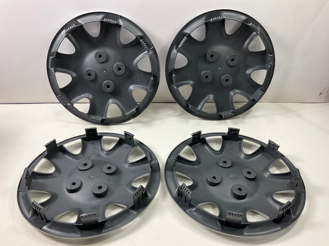 COSMETIC DAMAGE #16 Futura KT895-13SL 13'' Universal Wheel Cover Set - Silver