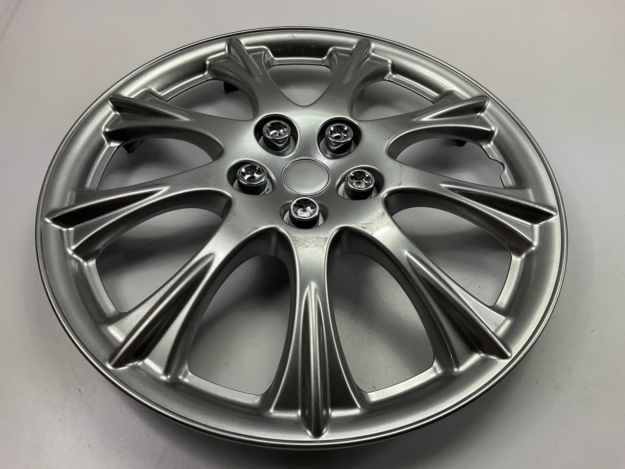 COSMETIC SCUFF - Futura KT953-15CLS 15'' Universal Wheel Cover Set