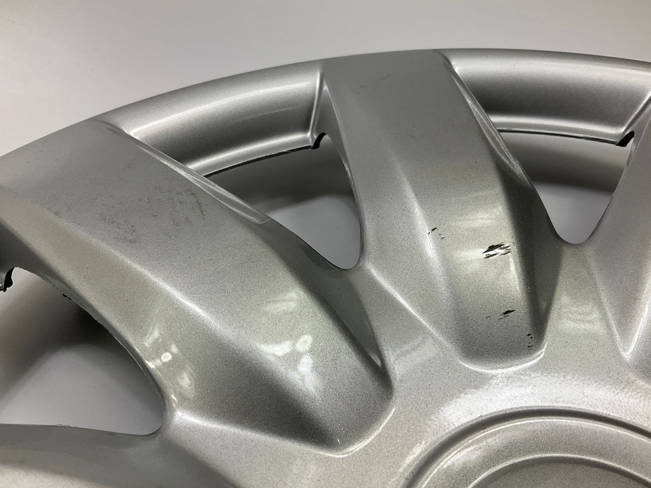COSMETIC SCRATCH - Futura KT985-15SL Universal 15'' Wheel Cover Set - SILVER
