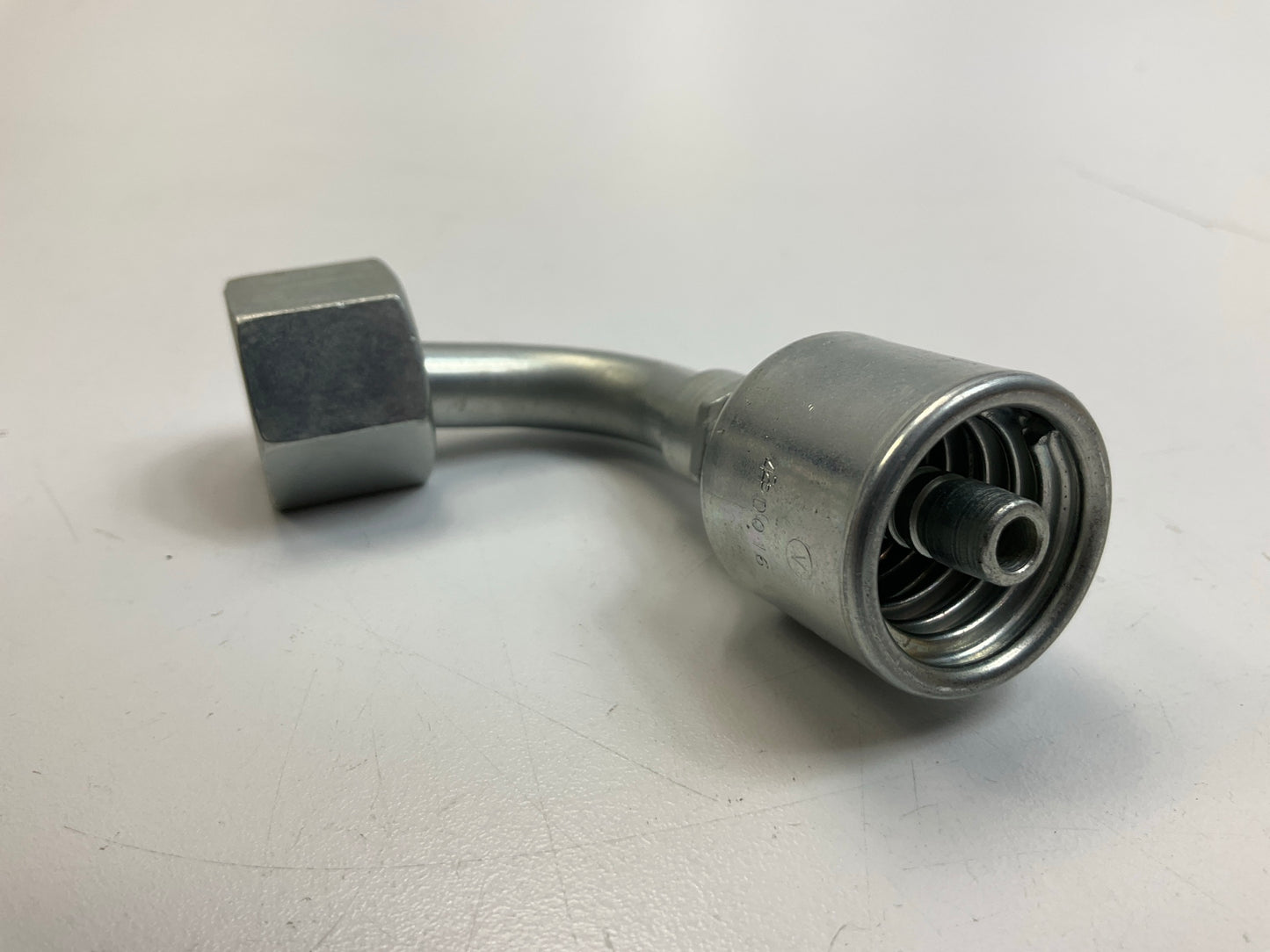 G25240-0406 - Female Flat-Face O-Ring Swivel 90° Angle, 1/4'' ID, 11/16-16 Thread