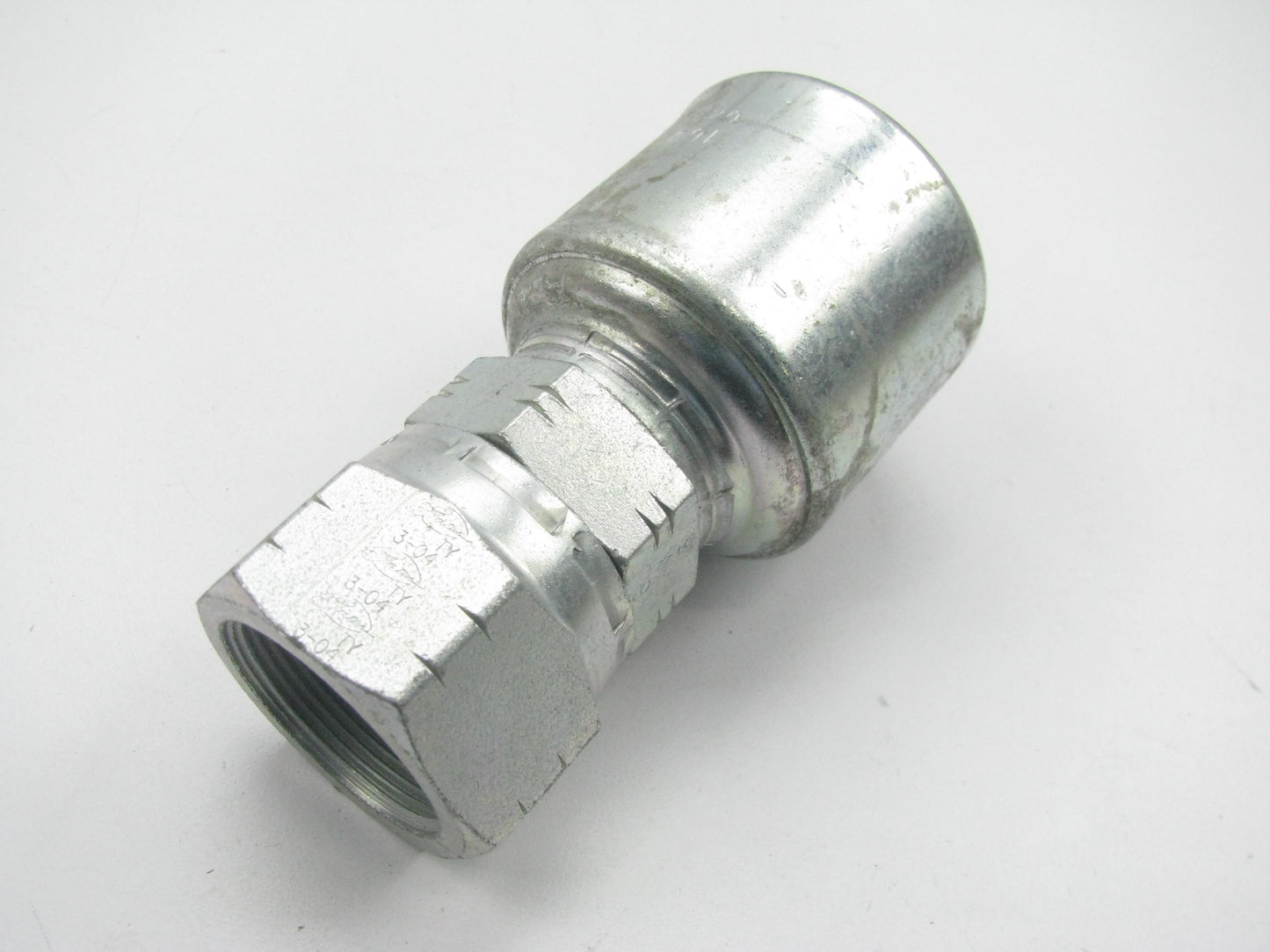 Gates G25910-1616 MegaCrimp Female Komatsu Hydraulic Fitting 1'' Hose M33X1.5