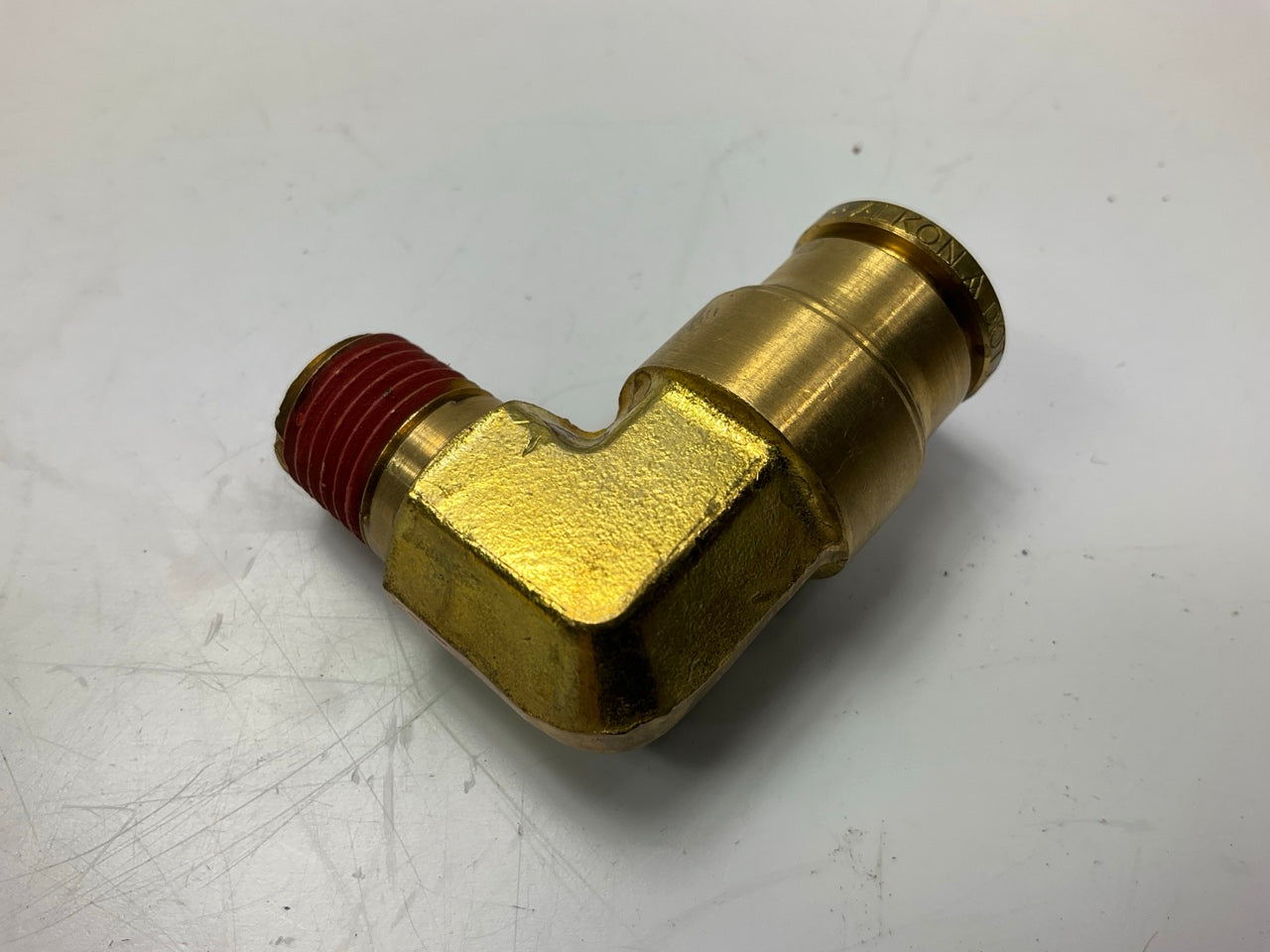 Gates G31104-0804 90 Deg. Air Brake 1/2'' To 1/4''-18 Male Pipe Fitting, 8AB-4MP90