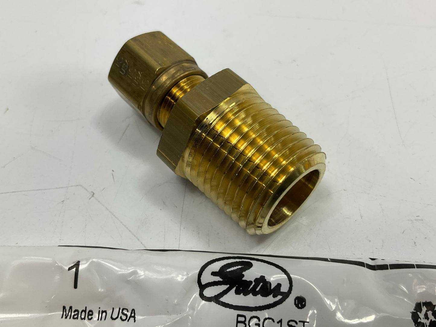 Gates G32100-0608 Air Brake To Male Pipe, 3/8'' OD, 1/2''-14 Adapter - 6ABC-8MP
