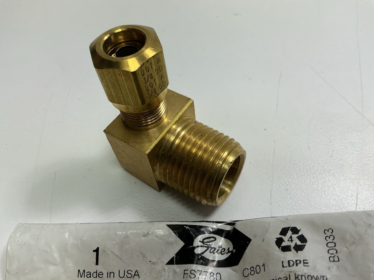Gates G32104-0608 Air Brake To Male Pipe, 90° Angle, 3/8'' OD, 1/2-14 Thread
