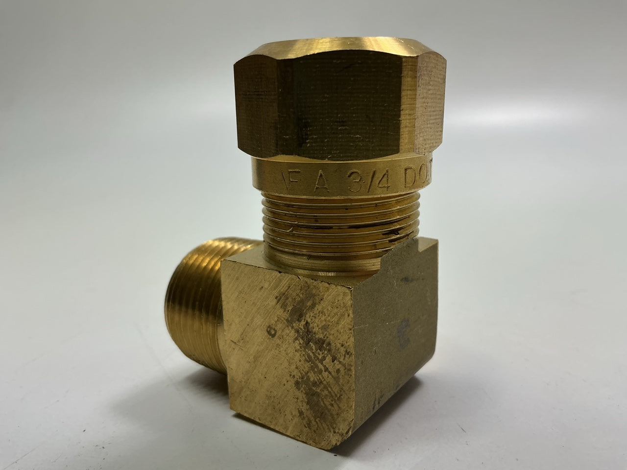 Gates G32104-1212 90° Air Brake Compression To Male Pipe Fitting, 3/4'' X 3/4''-14