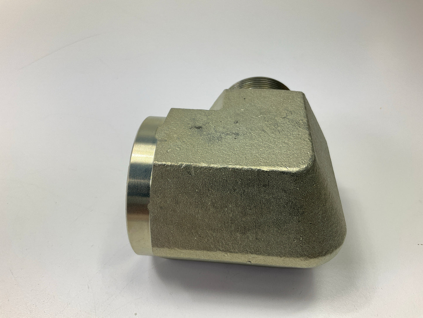 Gates G60136-2424 90 Deg. Male 1-1/2'' NPTF To Female 1-1/2'' NPTF Adapter