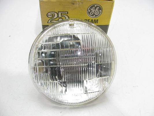 GE 4040 HD Sealed Beam Lamp Bulb PAR46 12.8 Volt 60/37.5 Watt