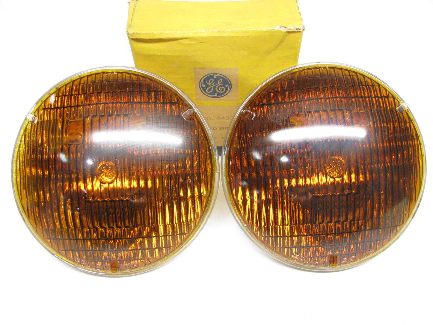 (2) Ge 4433A Sealed Beam AMBER Lamp Light Bulb 12V PAR58 37.5W