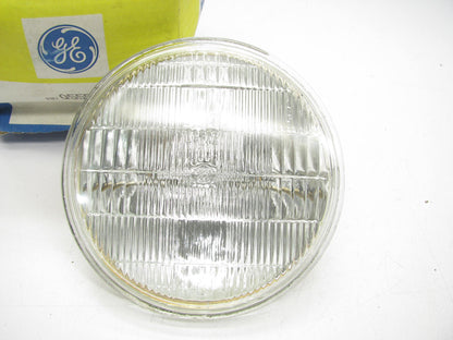 Q5554 - Volts: 28V, Watts: 450W, Type: PAR46 Sealed Beam Aircraft Light Bulb