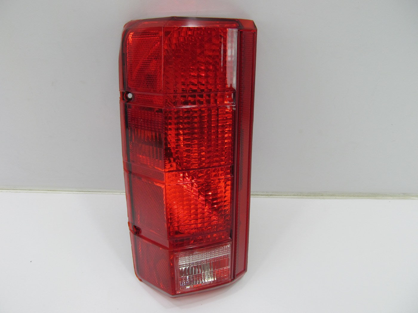 Glo-brite 258-1 LEFT Stop Tail Turn Light Lamp 1980-86 Bronco F-150 F-250 F-350
