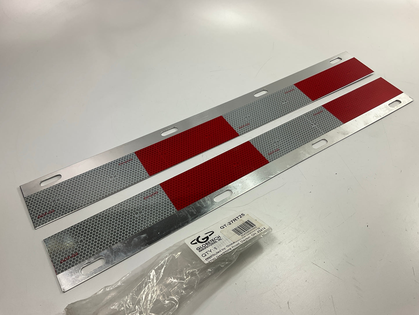 Globetech GT-27RT25 24'' X 3'' Straight Aluminum Conspicuity Plates, Pair