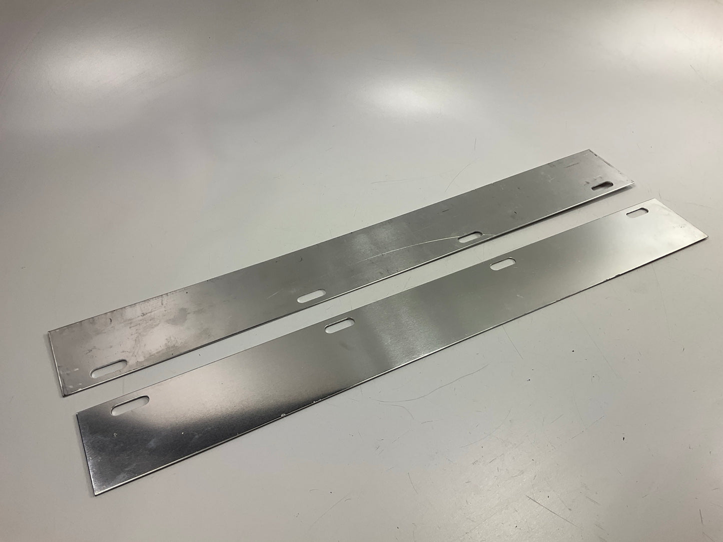 Globetech GT-27RT25 24'' X 3'' Straight Aluminum Conspicuity Plates, Pair