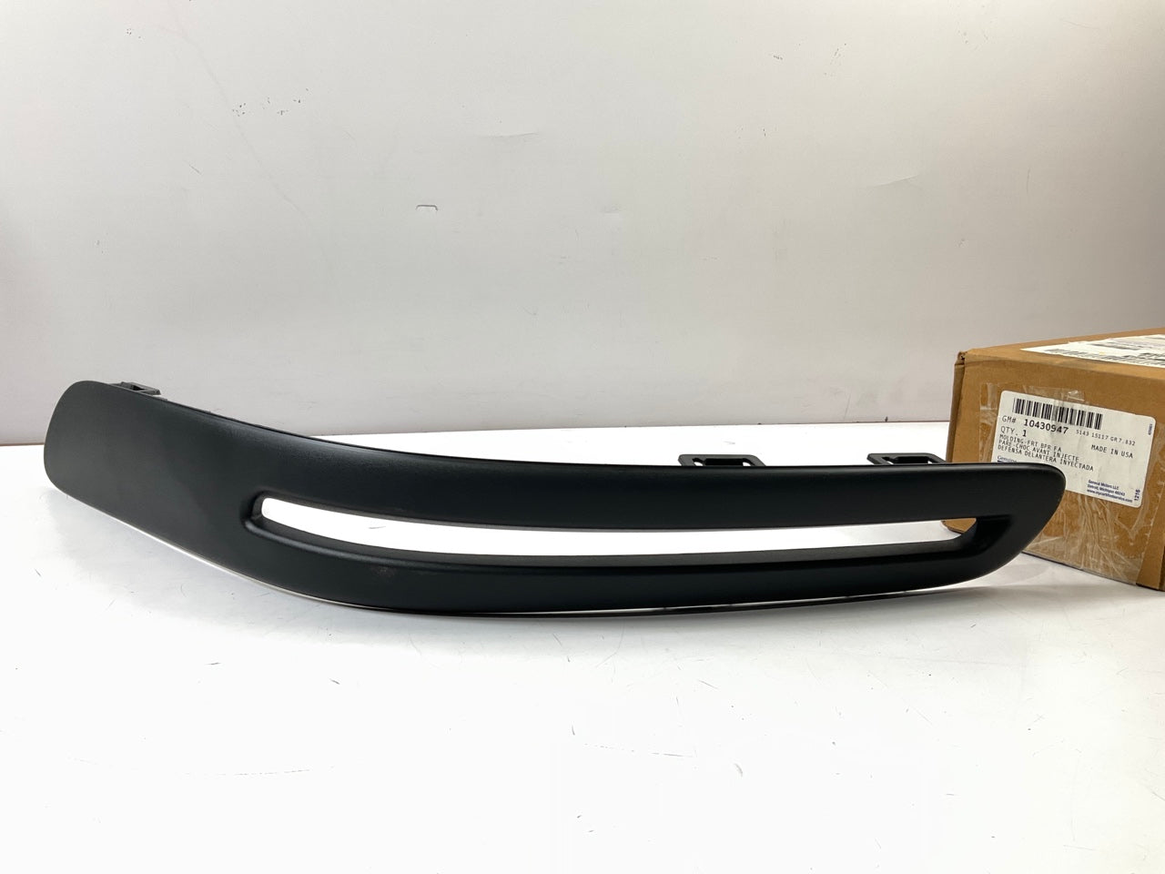 GM 10430947 Driver Left Side Front Bumper Impact Strip Molding For 01-05 Venture