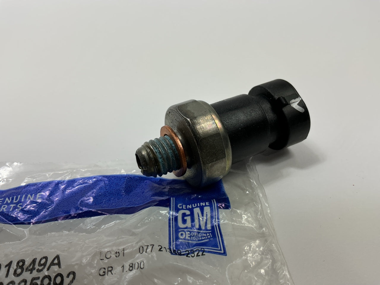 NEW - OEM GM 12635992 Engine Oil Pressure Sender Sensor Switch