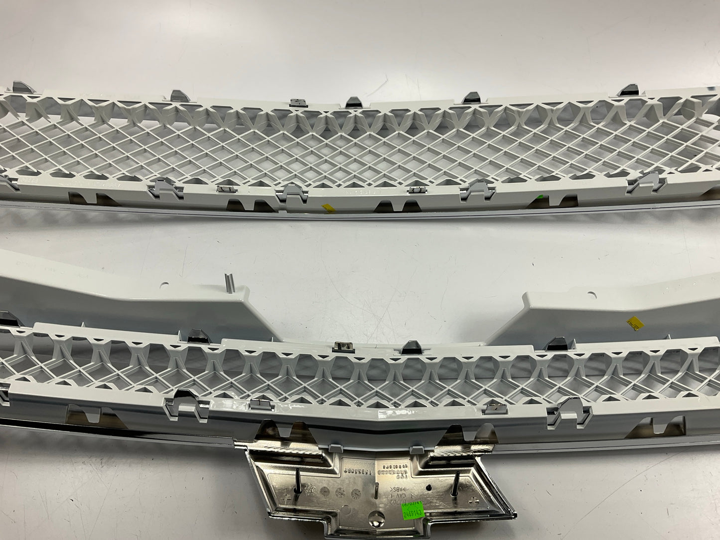 NEW OEM GM Uppper & Lower Chrome / White (50U) Trim Grille Package 17801281