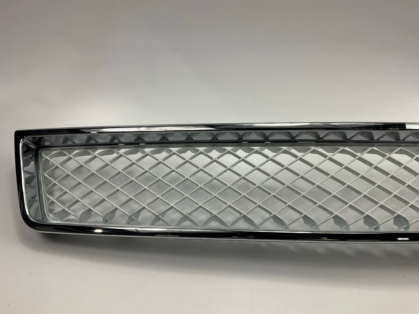 NEW OEM GM Uppper & Lower Chrome / White (50U) Trim Grille Package 17801281