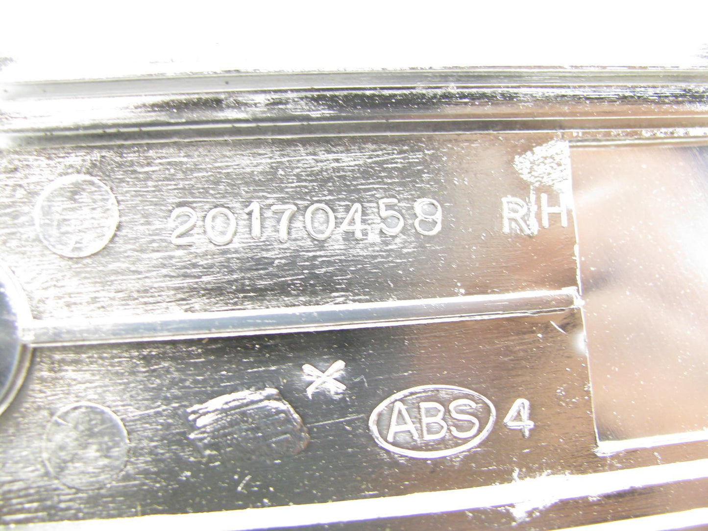 NOS OEM GM 20592994 Right Passengers Side Center Pillar Moulding 1985 Lesabre