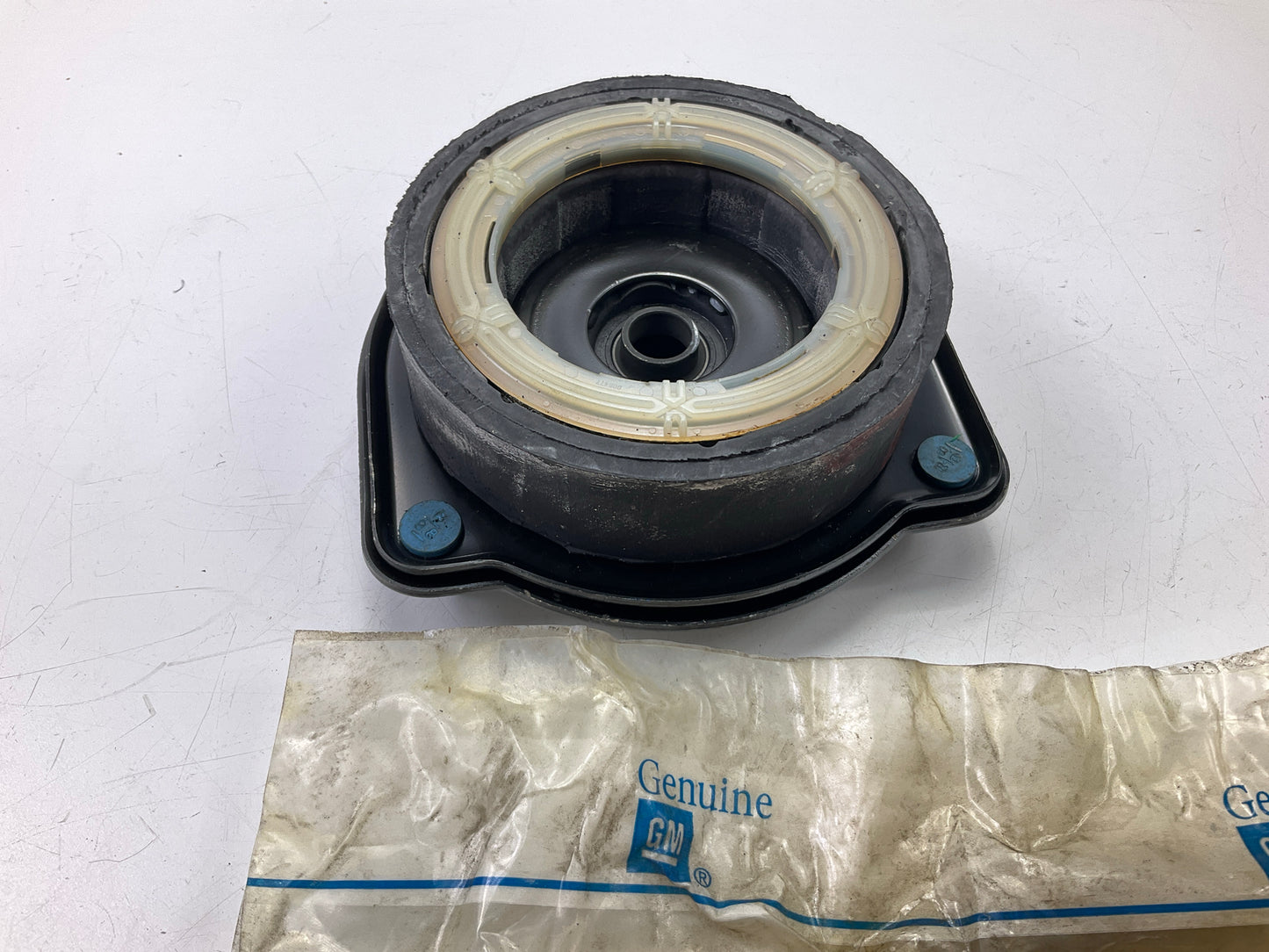NEW - OEM GM 22178707 Suspension Strut Mount, Rear