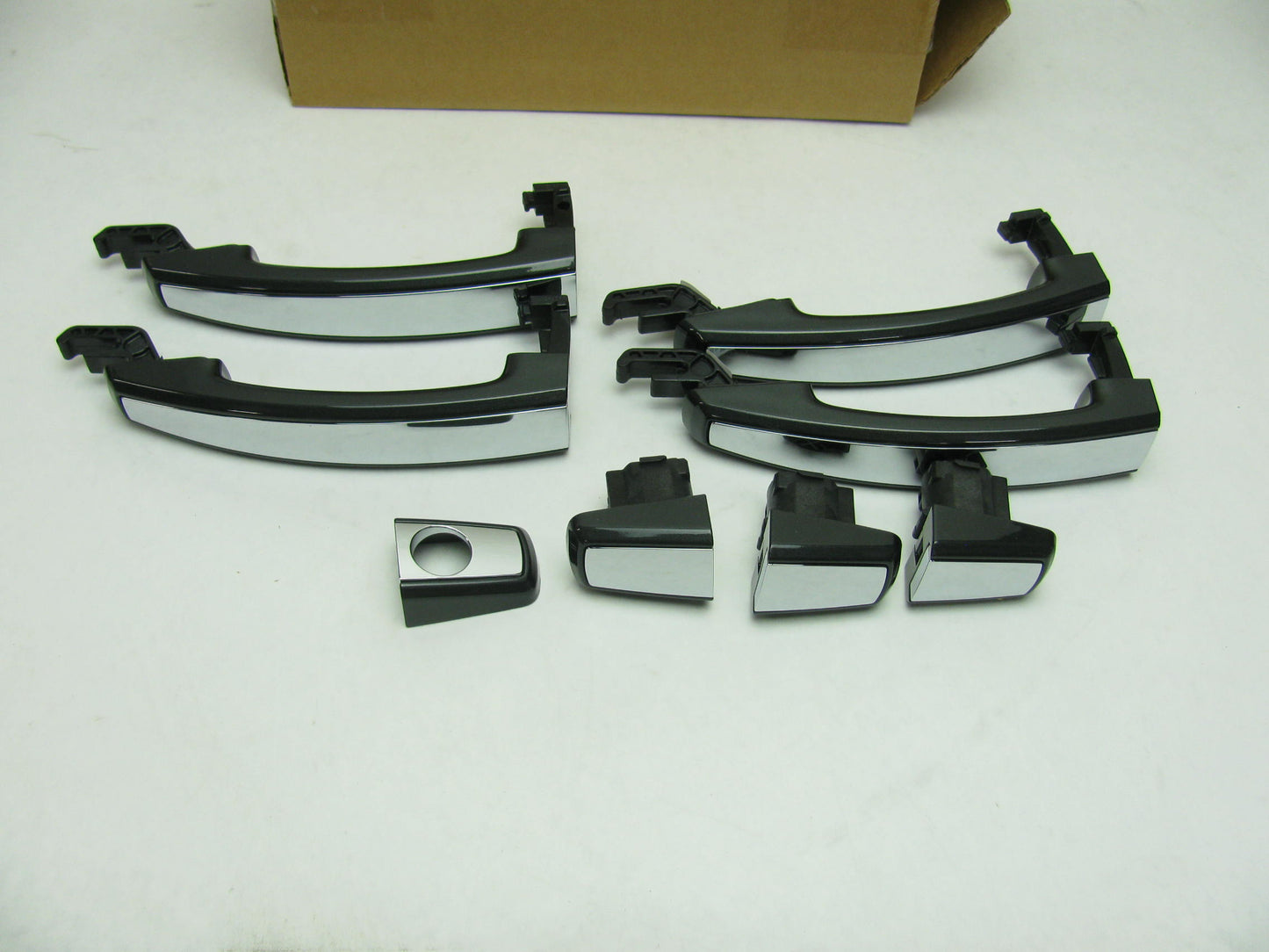 NEW OEM GM 4-pc Exterior Door Handle Set Ashen Gray W/chrome Strip  22850084