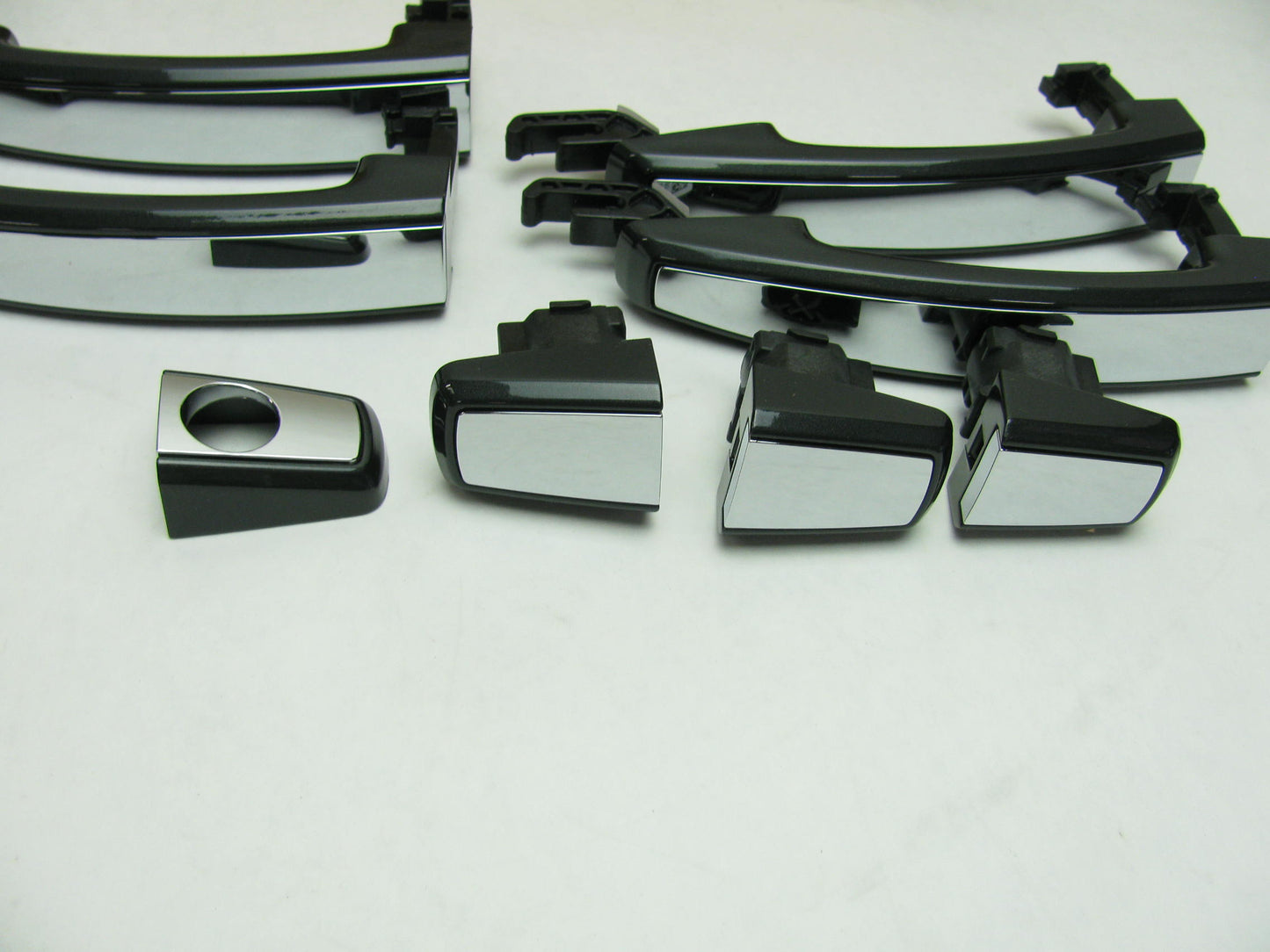 NEW OEM GM 4-pc Exterior Door Handle Set Ashen Gray W/chrome Strip  22850084