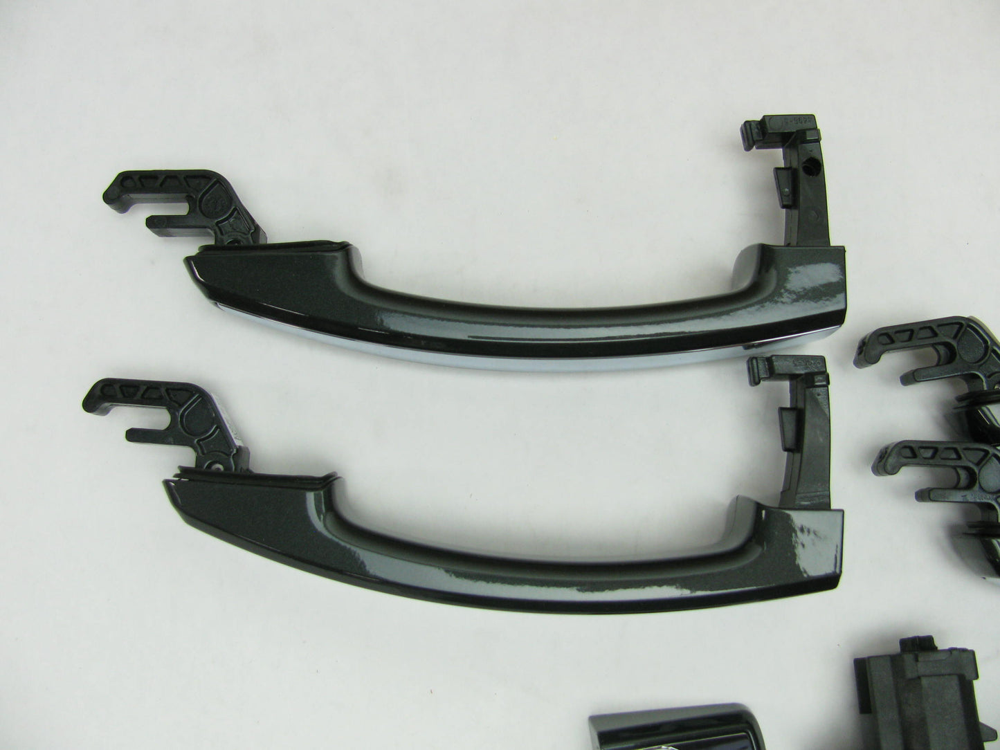 NEW OEM GM 4-pc Exterior Door Handle Set Ashen Gray W/chrome Strip  22850084
