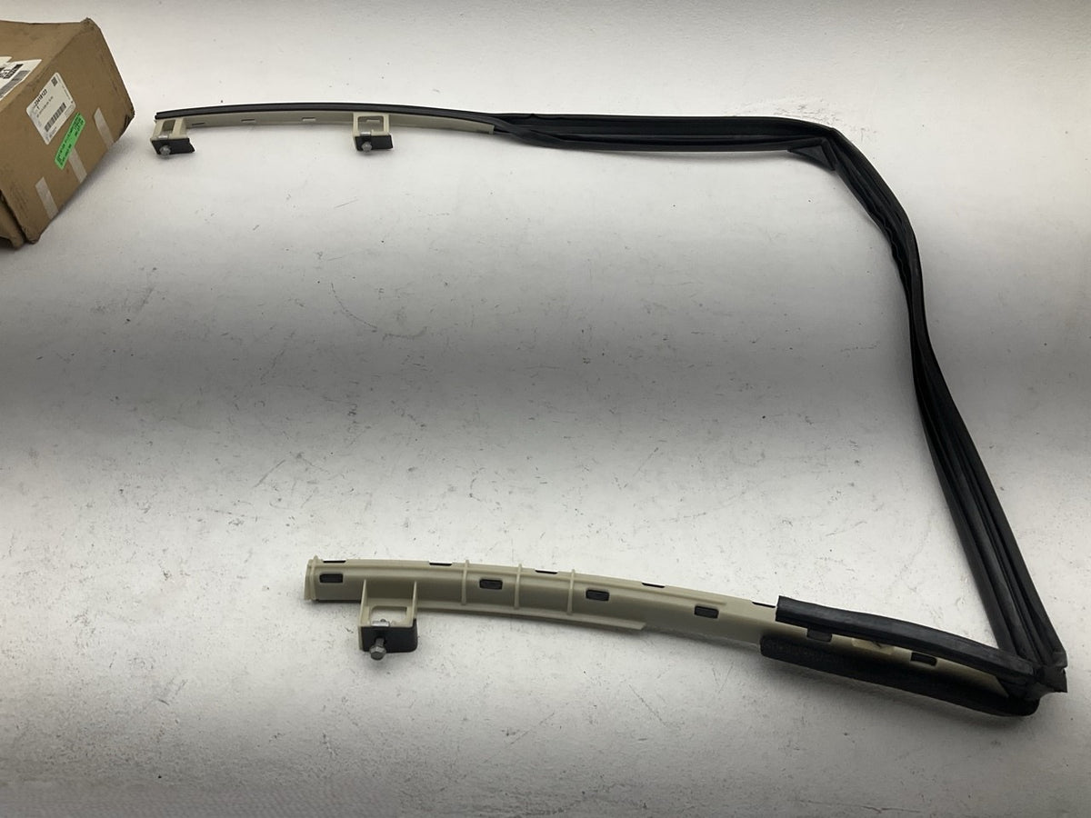 Gm 23418123 Front Right Door Window Run Channel Weatherstrip Seal