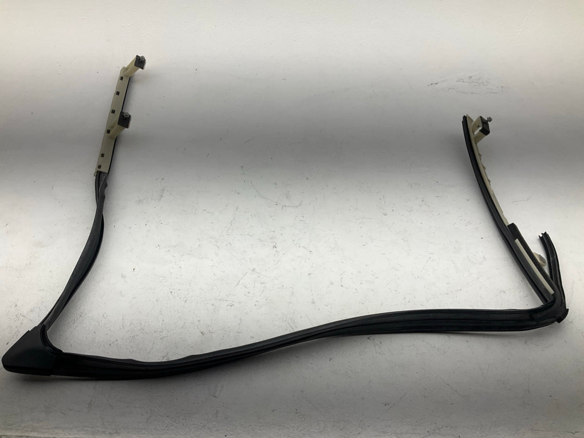 Gm 23418123 Front Right Door Window Run Channel Weatherstrip Seal