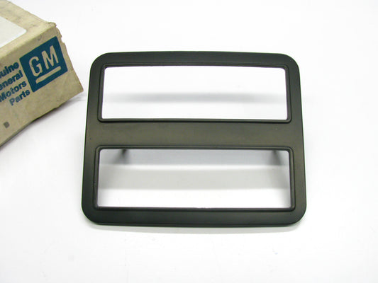 NOS OEM GM 325296 Side Marker Light Trim Bezel Right Hand Side 1973-77 Chevelle
