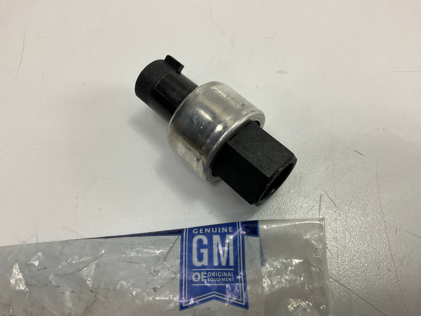 NEW - OEM GM 52466358 A/C Clutch Cycle Switch